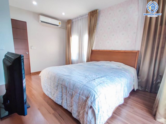 บ้านแฝดมือสอง กรุงเทพฯ ม.พราวด์เพลส สุขาภิบาล5 หลังมุม! เนื้อที่กว้าง 35 ตร.ว. ฟังก์ชัน 3 ห้องนอน 3 ห้องน้ำ ที่จอดรถ 2 คัน สภาพสวย ตกแต่งสไตล์โมเดิร์น บิวท์อินจัดเต็ม พร้อมอยู่ บนทำเลแห่งการเดินทาง ใกล้รถไฟฟ้าสายสีชมพู "สถานีวัชรพล" และจุดขึ้นทางด่วน "สุขาภิบาล5" จองด่วน!